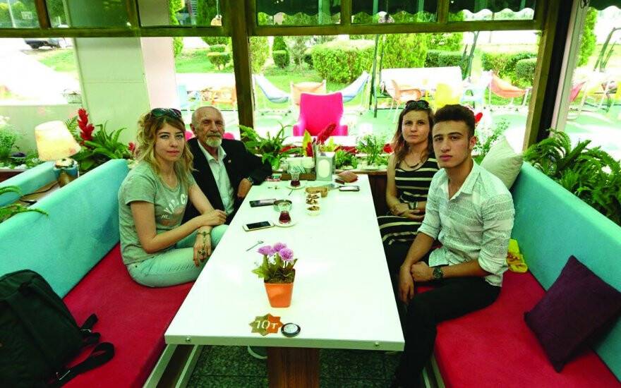 SEYİT KÜÇÜKBEZİRCİ ÇAY MOLASINDA