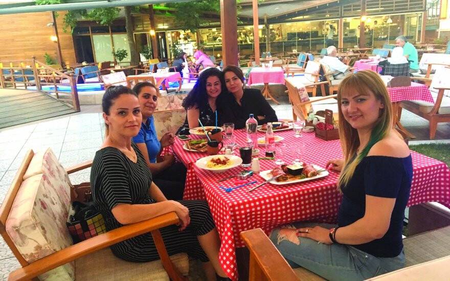 Sosyal dost hanımlar bir arada