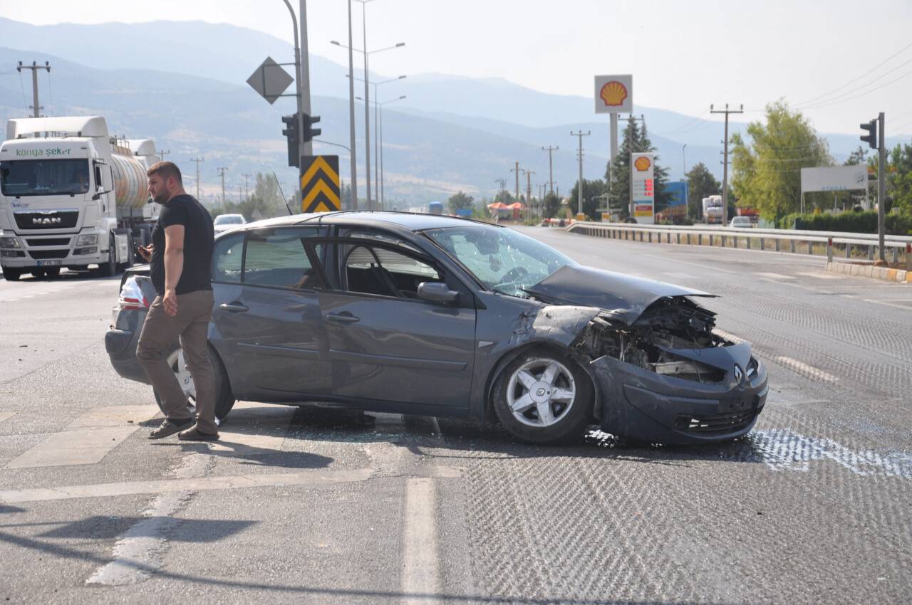 Akşehir'de Trafik Kazası: 3 Yaralı