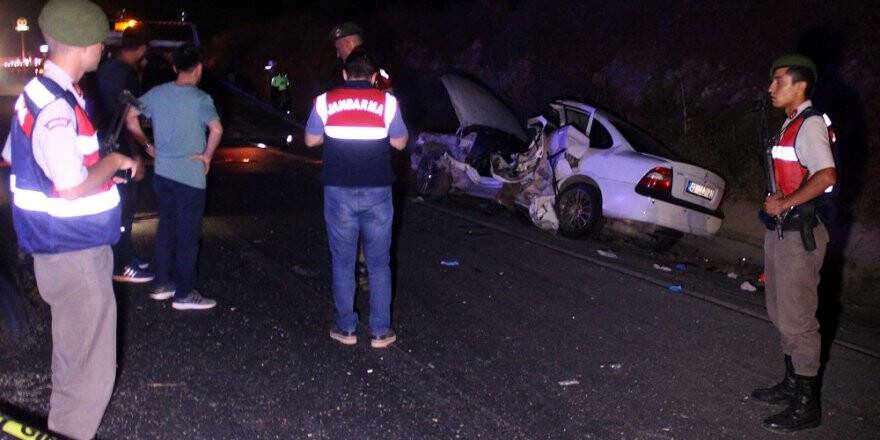 Otomobil Traktör Römorkuna Çarptı: 2 Ölü