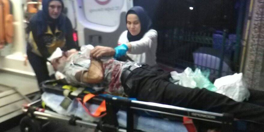 Otomobil trafik ışıklarına çarptı: 1’i ağır 2 yaralı