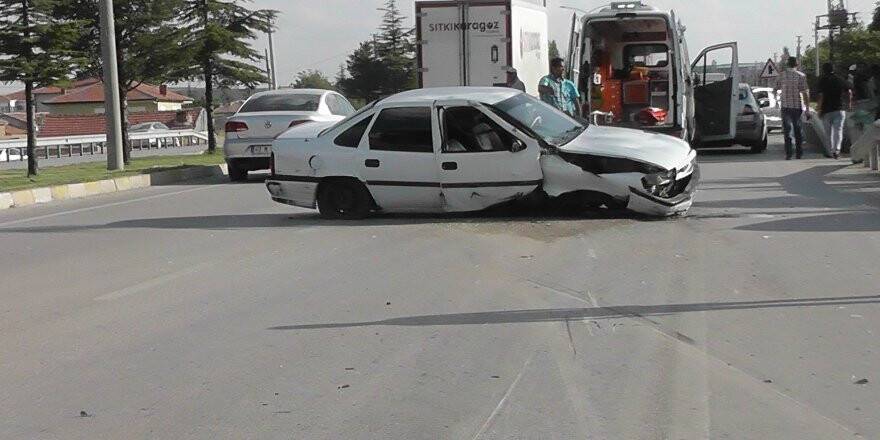 Otomobil bariyerlere çarptı: 2 yaralı