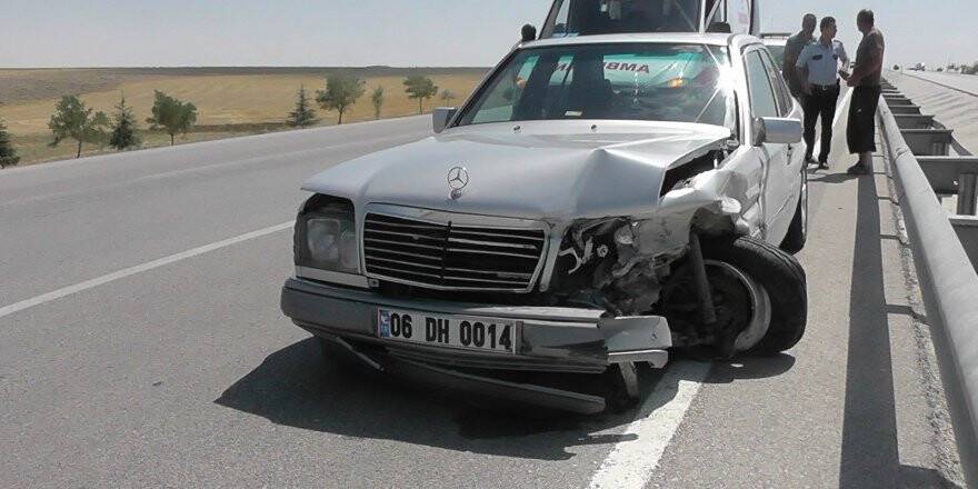 Konya'da otomobil bariyerlere çarptı: 2 yaralı