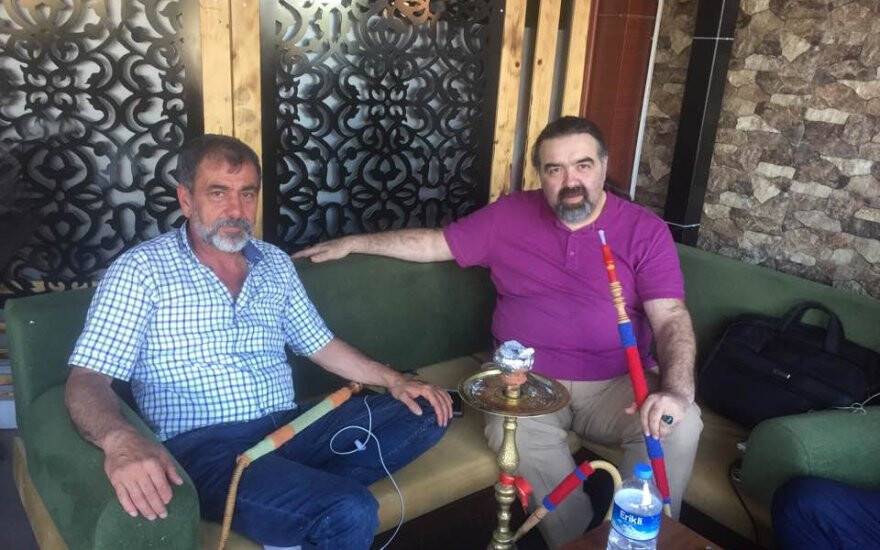 ALİ TOLGA İLE ERHAN DARGEÇİT’İN NARGİLE KEYFİ