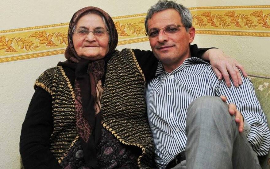 İSMAİL ÖZKAN  ANNESİNİN  DUASINI ALIYOR