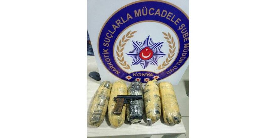Muhtar azasının eşi 4 kilo esrar ile yakalandı