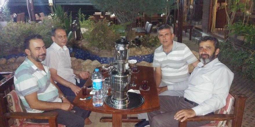 Ayhan Dedeoğlu arkadaşları ile MutfakS’da