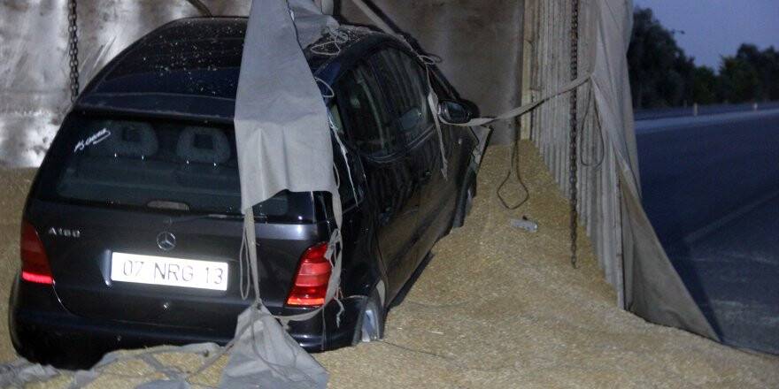 Otomobil devrilen tırın dorsesine girdi