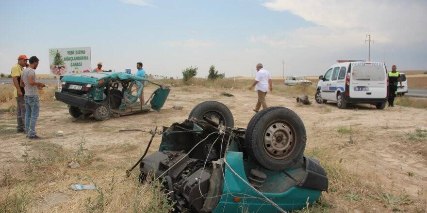 Çarpışmanın şiddetiyle otomobil ikiye ayrıldı