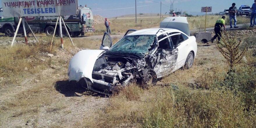 Sivil Polis Aracı Sulama Tankeriyle Çarpıştı: 4 Yaralı