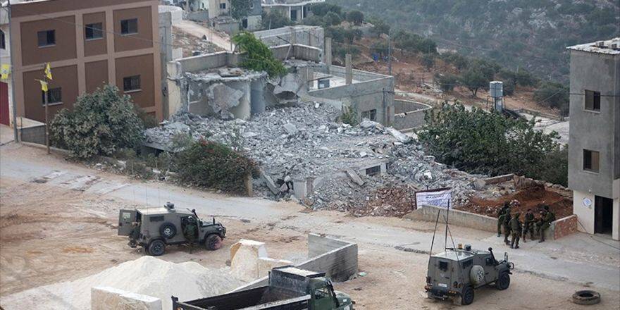 İsrail Askerleri Filistinli Ailenin Evini Yıktı