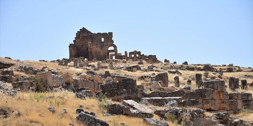 Üstü Kadar Altı Da Tarih: Zerzevan Kalesi