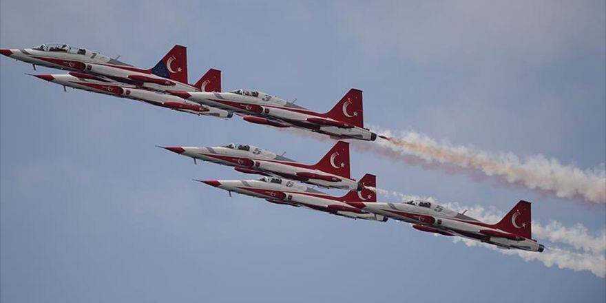 Türk Yıldızları Maçka Şehitleri Anısına Uçtu