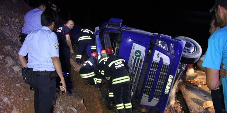 Tır sürücüsü sıkıştığı yerden kurtarıldı