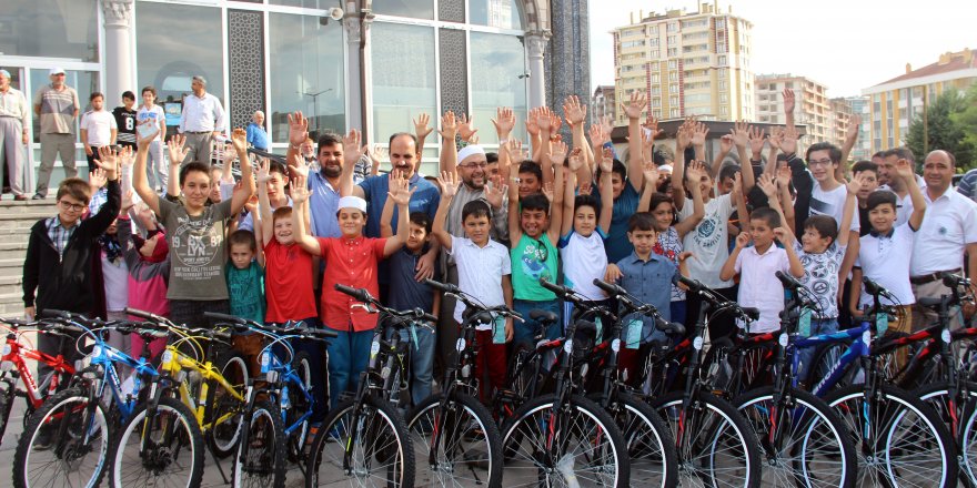 Camiye giden bin 800 çocuğa bisiklet