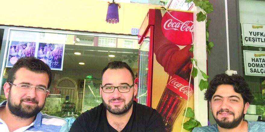 ÜÇ GENÇ İŞ ADAMI BİR ARADA