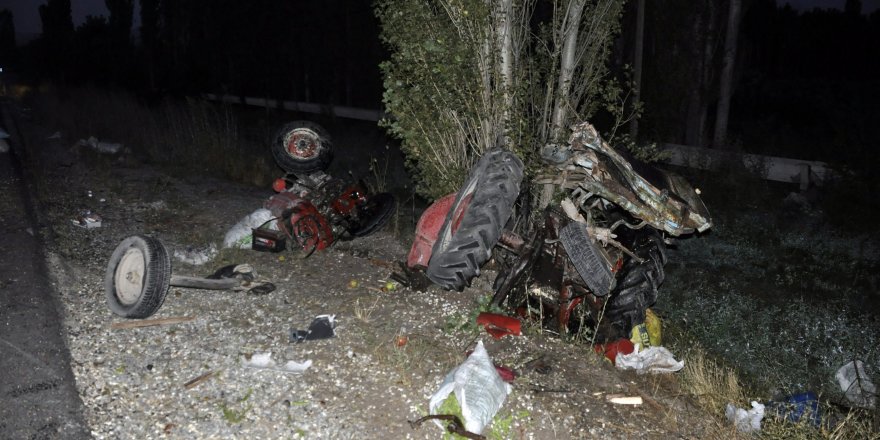 Otobüsle çarpışan traktör üçe bölündü