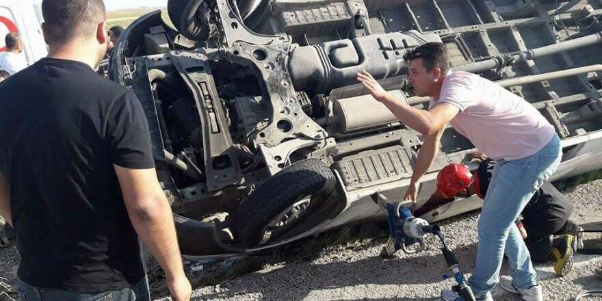 Lastiği patlayan kamyonet devrildi: 1 yaralı