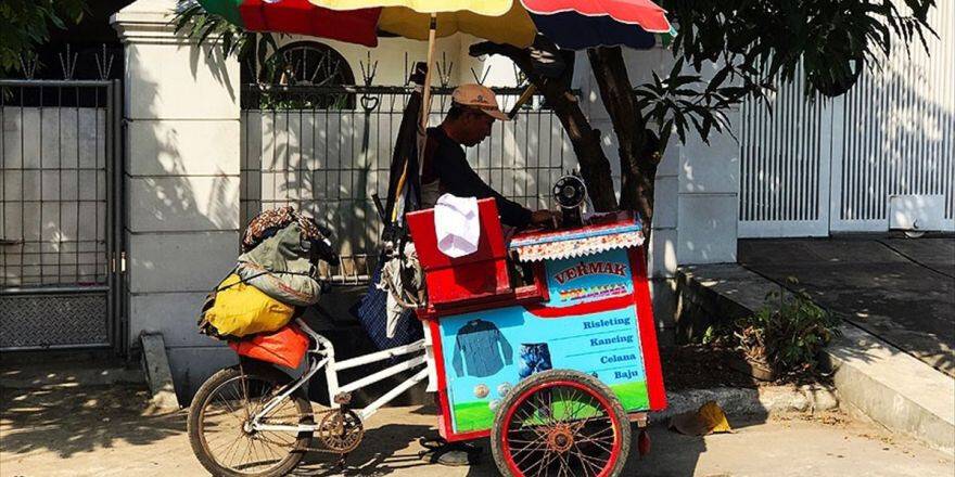 Endonezya’da Giysiler 'Bisikletli Terzilere' Emanet