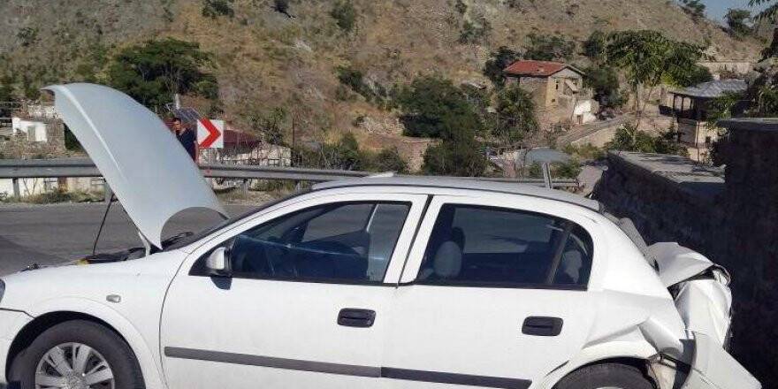 Freni boşalan otomobil duvara çarptı: 2 yaralı