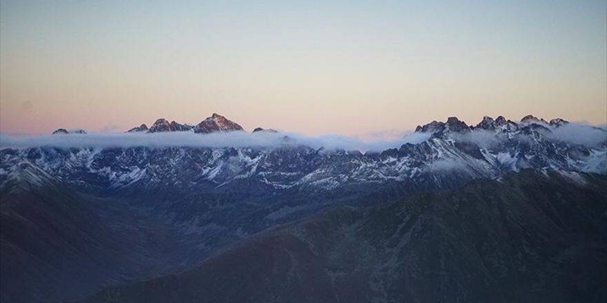 Kaçkar Dağları'na Mevsimin İlk Karı Yağdı