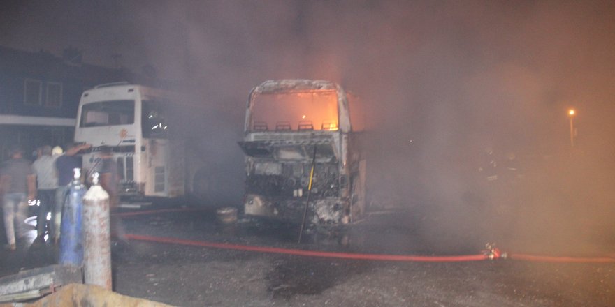 Kıvılcımdan ateş alan otobüsler alev alev yandı