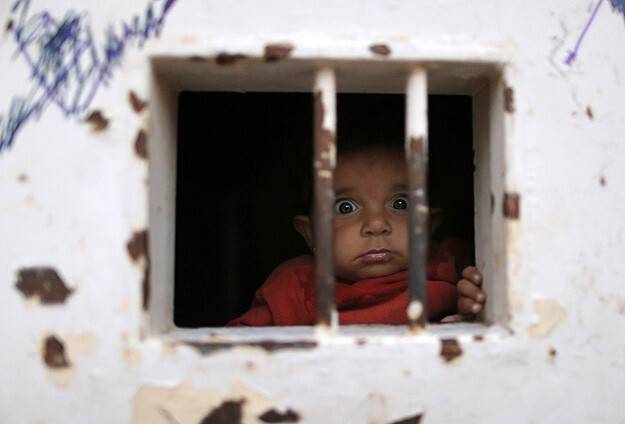 Demir parmaklıklar ardında açlıktan ölüyorlar