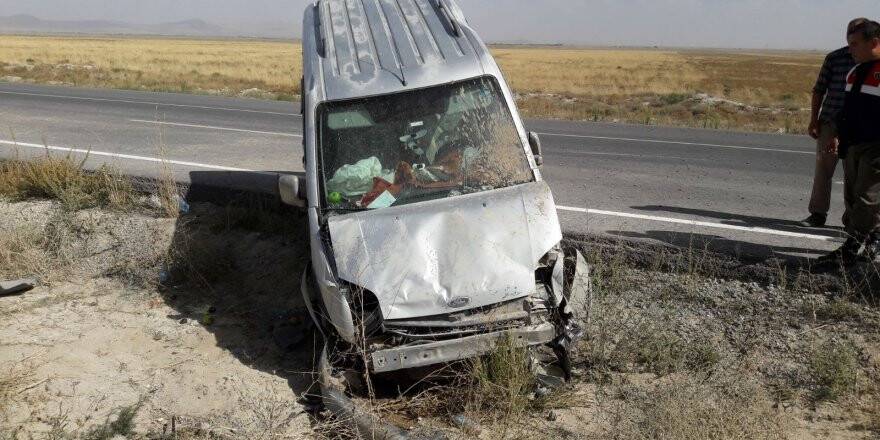 Yunak'ta Trafik Kazası: 2 Yaralı