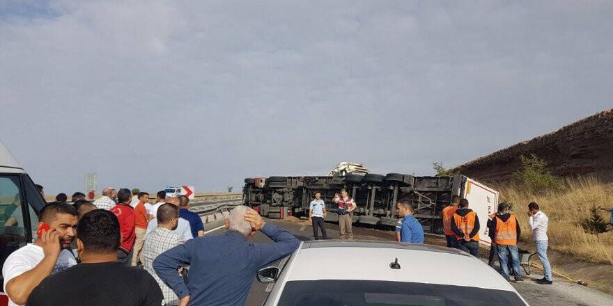 Tır devrildi, Ankara Yolu kapandı