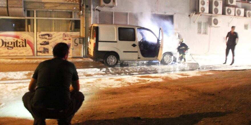 Alev alev yanan aracını çaresizce seyretti