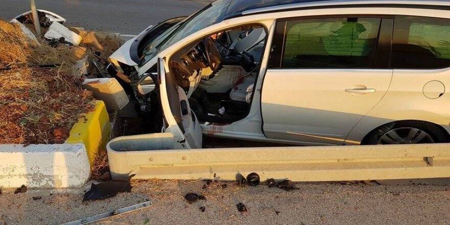 Kulu'da otomobil refüje çarptı: 1 yaralı