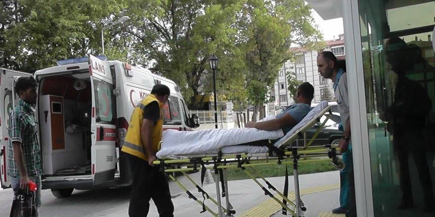 Elektrikli hızarla odun keserken ayağını kesip yaralandı