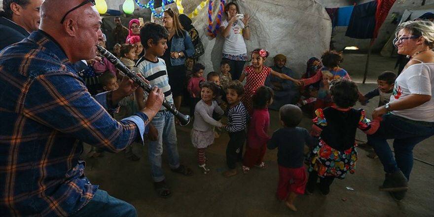 Suriyeli Çocuklar İçin 10 Dilde Şarkı Söylediler