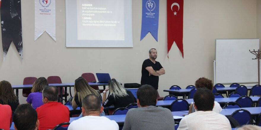 Antrenörlere farkındalık semineri verildi