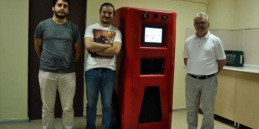 Robot 'Hayamor' Hastaya İlacını Ve Suyunu Verecek