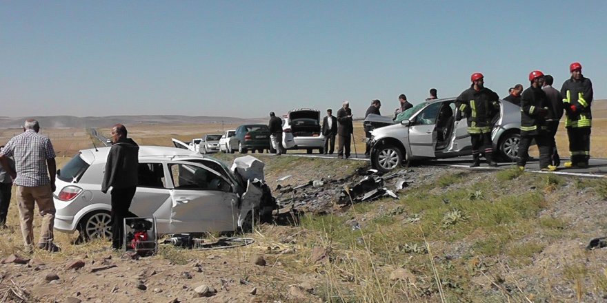 Konya'da iki otomobil kafa kafaya çarpıştı: 2 ölü, 1 yaralı