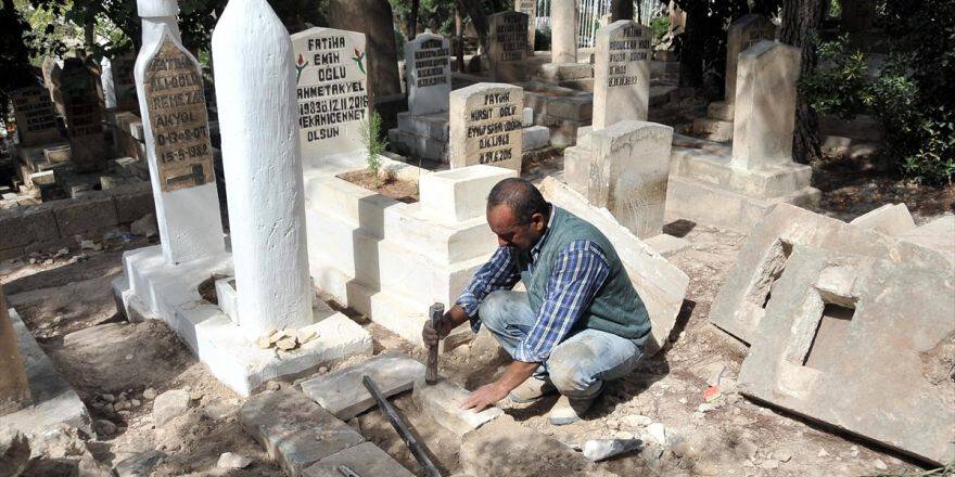 Mezar Taşlarına İşlenen İlginç Figürler