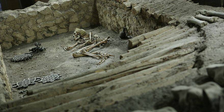 4 Bin 500 Yıllık Erkek İskeletlerinde 'Halhal' Bulundu