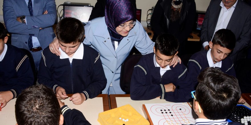 Meramlı çocuklar 'Bilim Kurdu' ile öğreniyor 