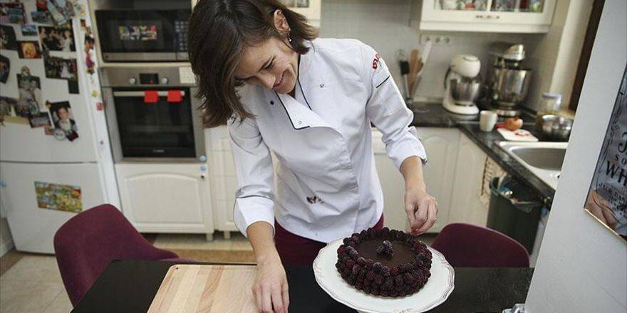 Canlı Çiçeklerle Süslediği Pastalarıyla Yeniden Hayat Buldu