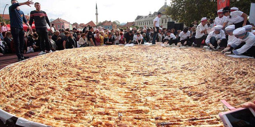 Bosna Hersek'te Dünyanın En Büyük Böreğini Pişirdiler