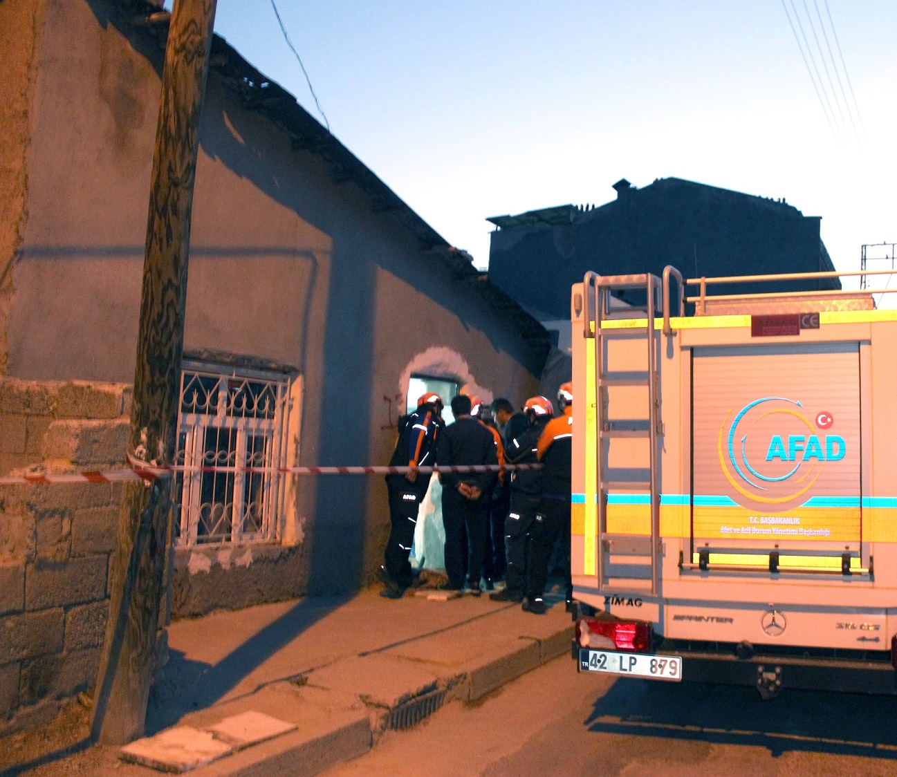 Konya'da Tek Katlı Evin Salonu Çöktü: 3 Yaralı