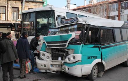 Minibüsle otobüs çarpıştı