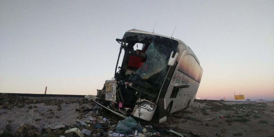 Yolcu Otobüsü ile Pancar Yüklü Tır Çarpıştı: 1 Ölü, 20 Yaralı