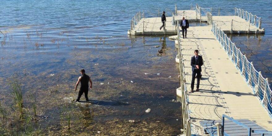 Polis gölde tabanca aradı 
