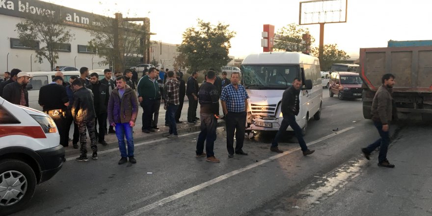 Konya'da İşçi Servisi İle Hafif Ticari Araç Çarpıştı: 12 Yaralı