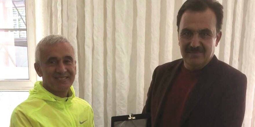 ÖMER ERSÖZ’DEN SEYFİ ATAMER’E PLAKET