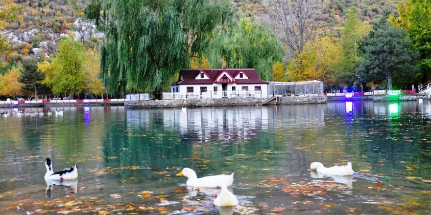 Seydişehir Kuğulu Park’ta kartpostallık görüntüler