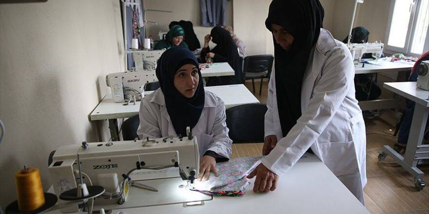 Dikiş Kursuyla Suriyeli Kadınlara Umut Oluyor