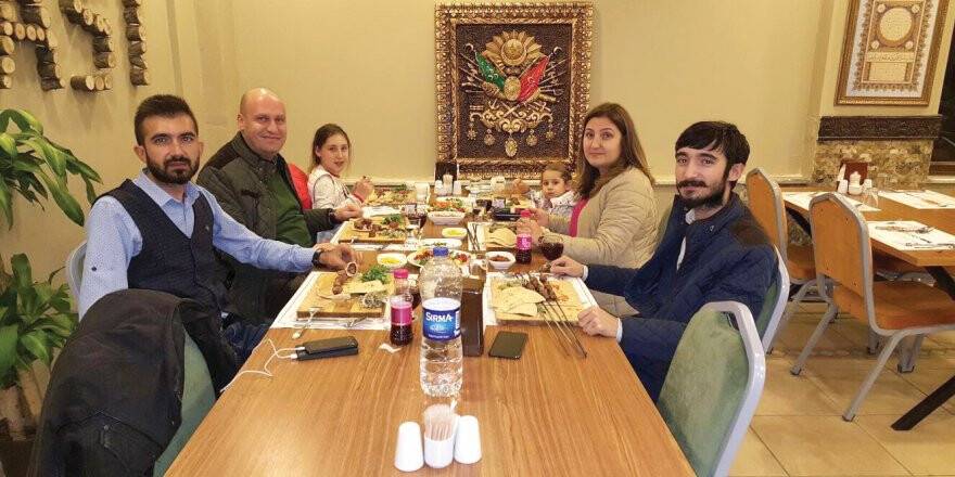 MEMDUH ERDİRENÇELEBİ AİLESİYLE SATIR ARASI RESTORAN’DA